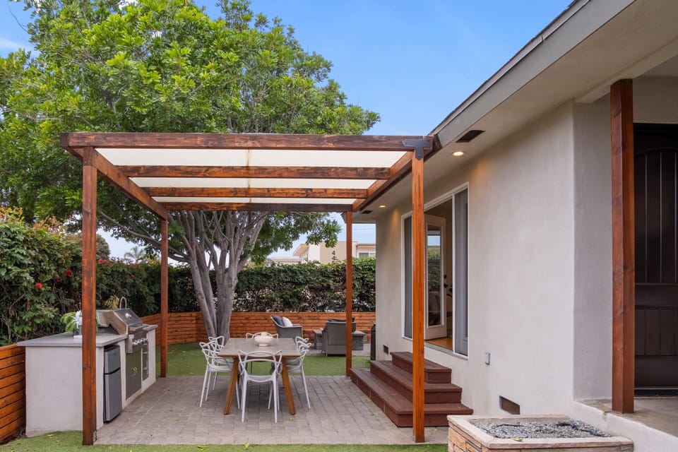 Private Backyard w/ Outdoor kitchen BBQ, Fire Pit and Spa