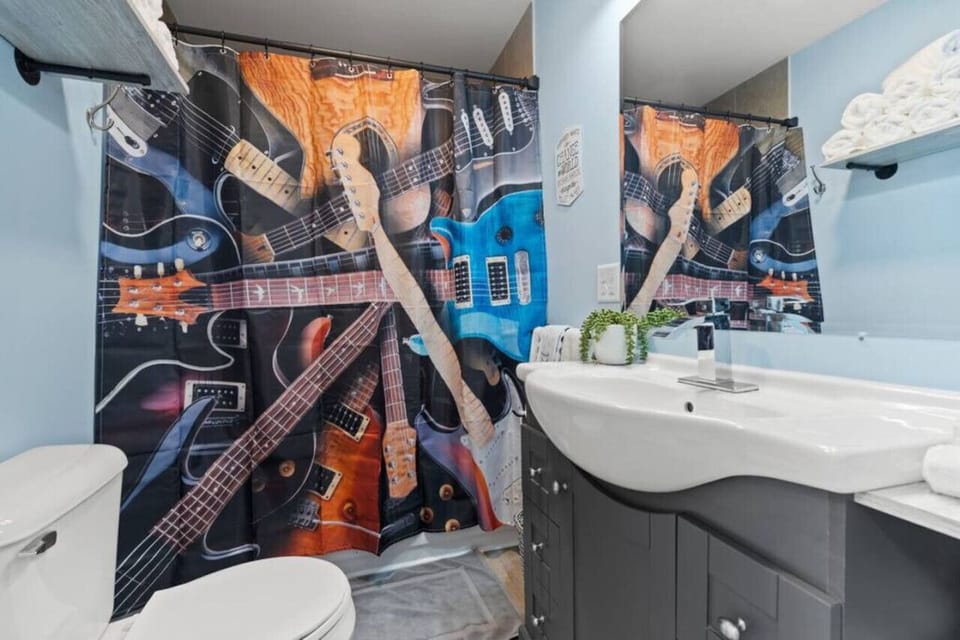 Rock n Roll Main bathroom