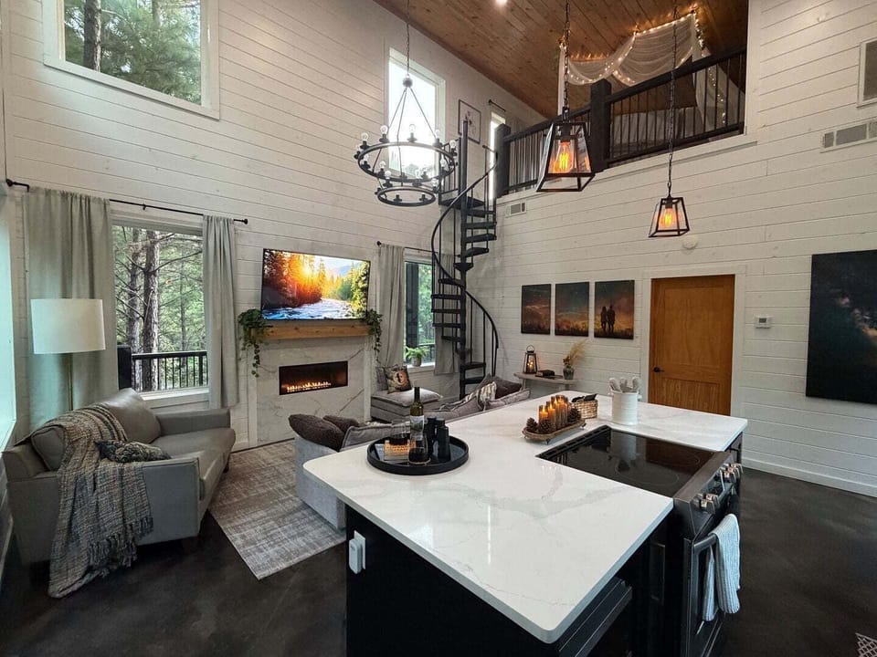 "Stardust was such a beautiful cabin! Lots of natural light. Location was great, view from the top deck was amazing ... We loved everything about our stay & will definitely be returning!"
- Haley