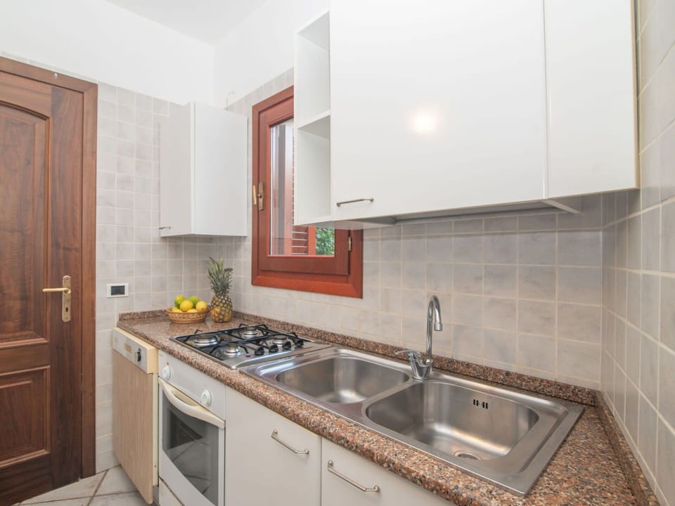 Cabinetry, Kitchen Sink, Tap, Sink, Countertop, Property, Building, Furniture, Plumbing Fixture, Wood