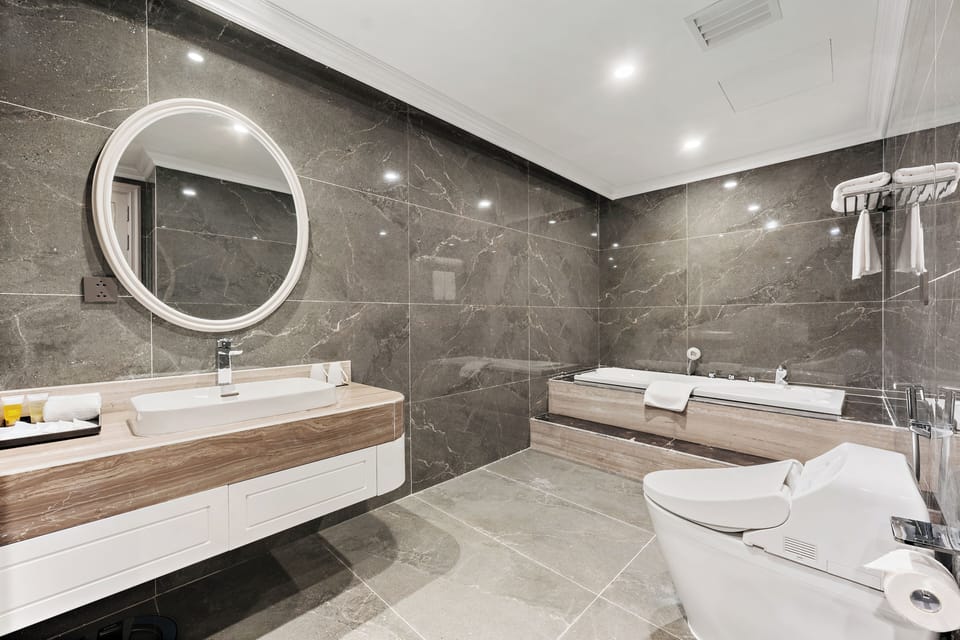Royal Room | Bathroom | Separate tub and shower, hydromassage showerhead, free toiletries