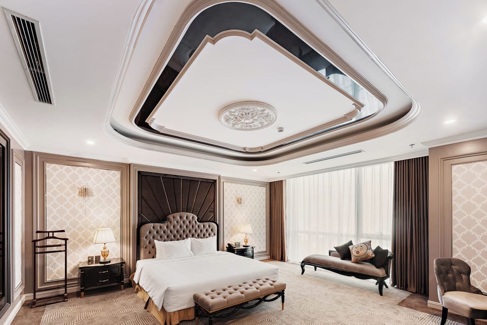 Royal Room | Pillowtop beds, minibar, in-room safe, soundproofing