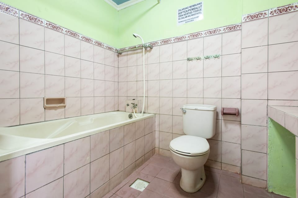 Double Room | Bathroom | Shower, rainfall showerhead, towels, toilet paper