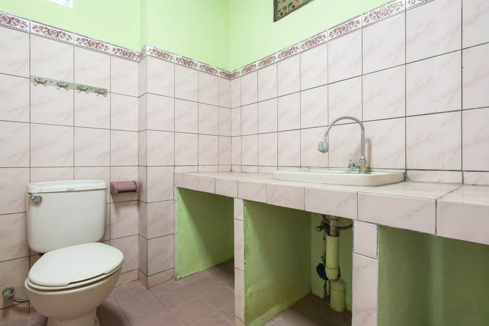 Double Room | Bathroom | Shower, rainfall showerhead, towels, toilet paper
