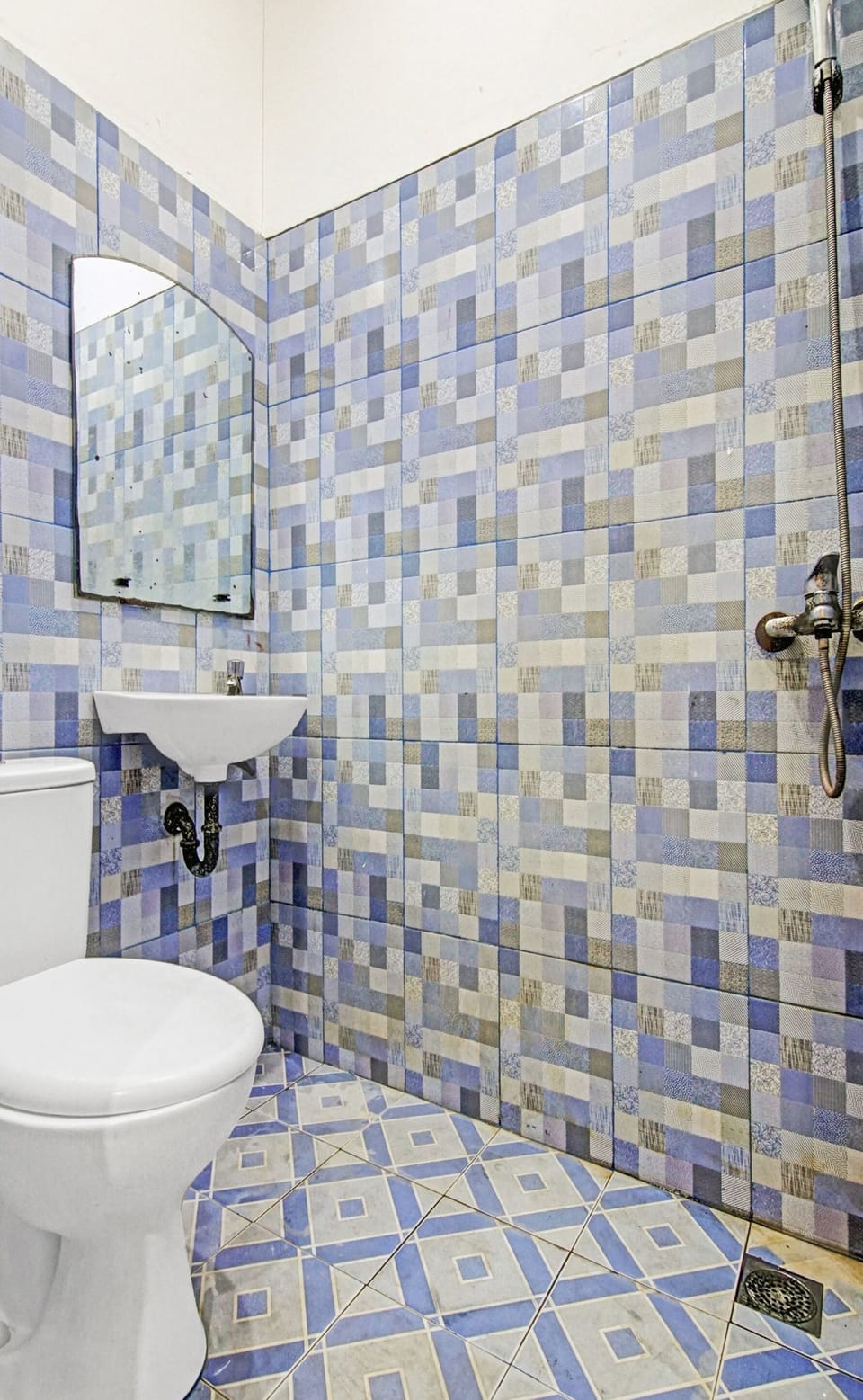 Standard Double Room | Bathroom | Shower, rainfall showerhead, towels, toilet paper