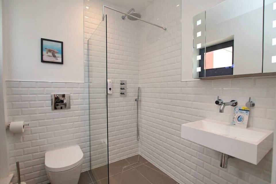 Fresh, modern finishes and plenty of room to start your day.