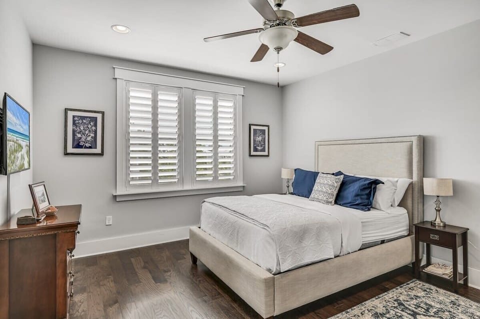 2nd Floor Queen Bedroom