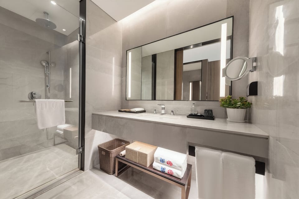 Shower, rainfall showerhead, free toiletries, hair dryer