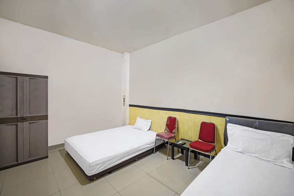 Basic Twin Room | Laptop workspace, WiFi (free), bed sheets