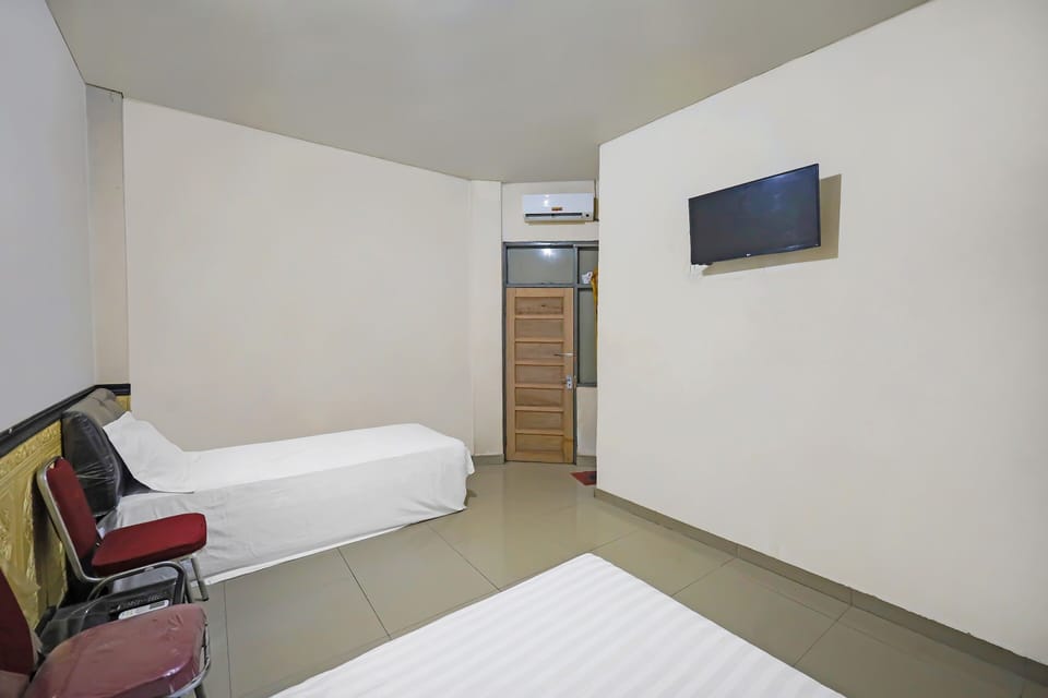 Basic Twin Room | Laptop workspace, WiFi (free), bed sheets