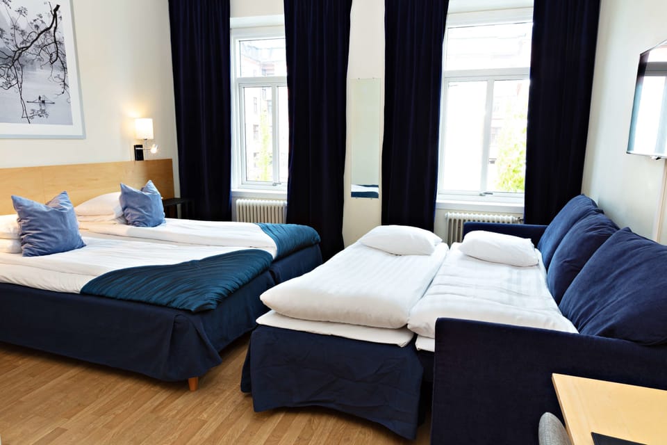 Family Room, 2 Twin Beds, Non Smoking (with Sofabed) | Hypo-allergenic bedding, desk, iron/ironing board