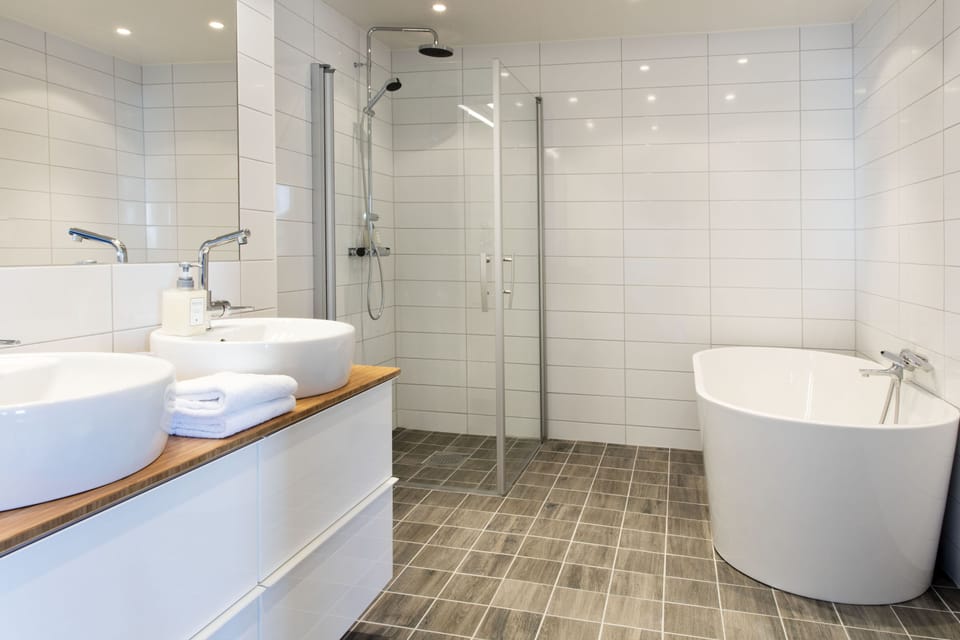 Junior Suite | Bathroom | Hair dryer, towels, soap, shampoo
