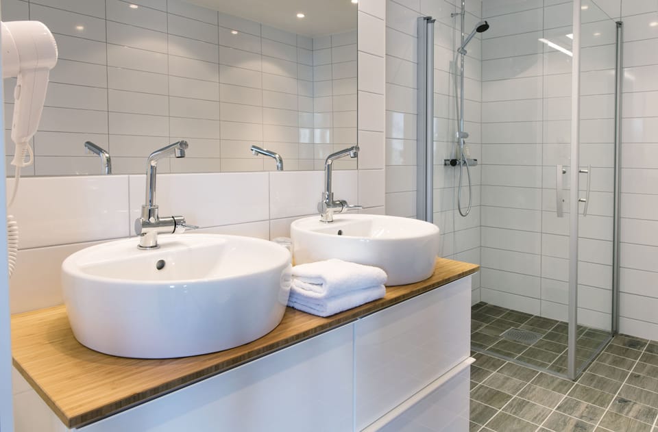 Junior Suite | Bathroom | Hair dryer, towels, soap, shampoo
