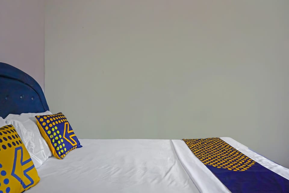 Desk, laptop workspace, WiFi (free), bed sheets