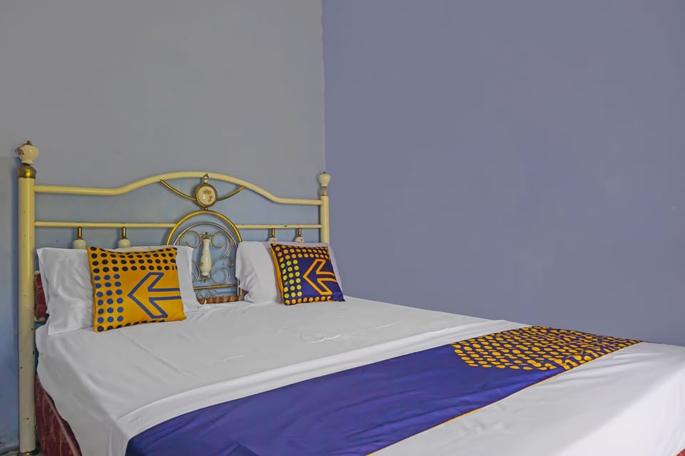 Desk, laptop workspace, WiFi (free), bed sheets