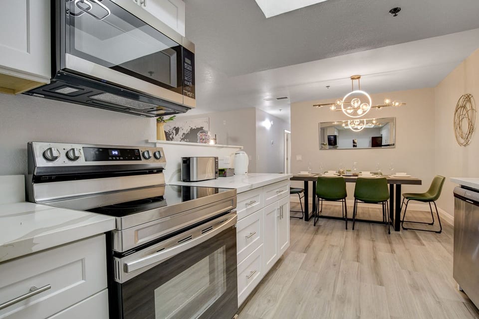 Fully equipped kitchen with electric stove, oven and microwave