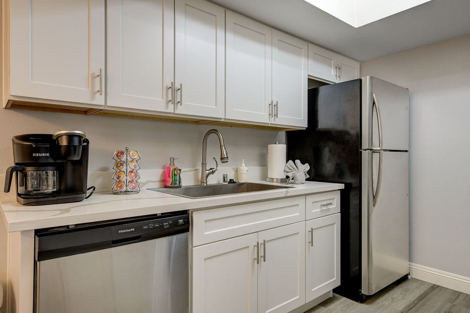 Keurig dual coffee maker. Coffee pods and sugar, cream are provided.