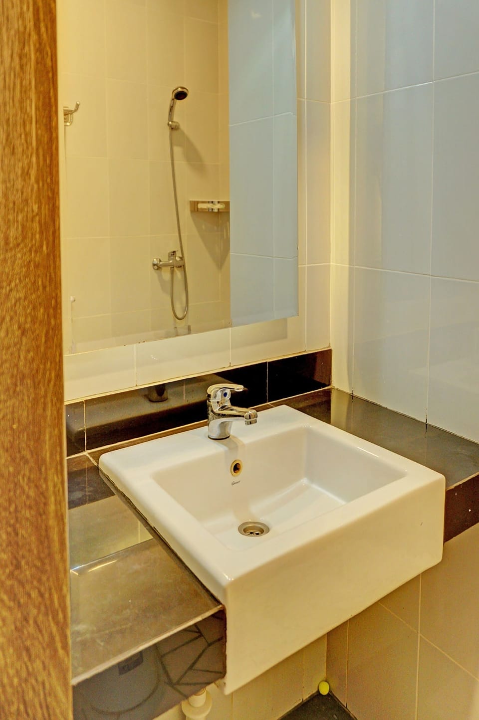 Superior Twin Room | Bathroom | Shower, free toiletries, towels