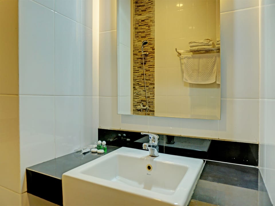 Superior Twin Room | Bathroom | Shower, free toiletries, towels