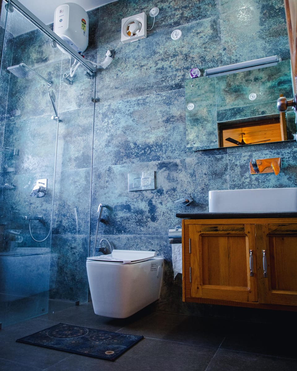 Luxury Studio | Bathroom | Shower, free toiletries, slippers, towels