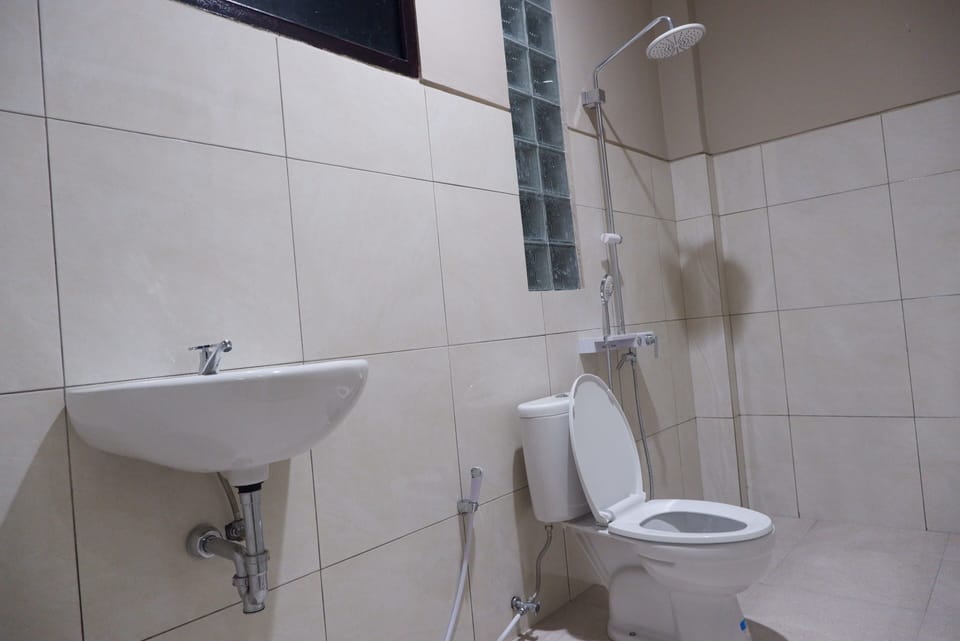 Shower, towels, soap, shampoo