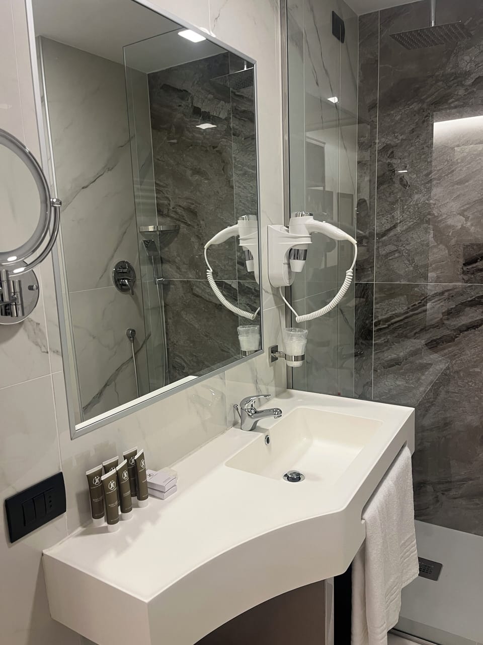 Family Double or Twin Room, Non Smoking, Air conditioning | Bathroom | Shower, free toiletries, hair dryer, bidet