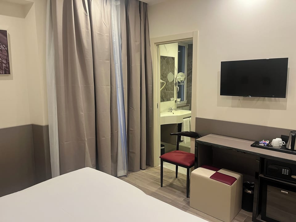 Standard Double or Twin Room | 1 bedroom, minibar, laptop workspace, blackout drapes