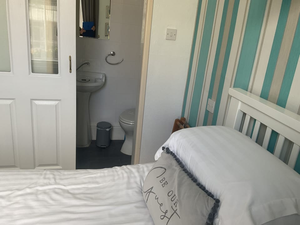 Single Room, Ground Floor | Bathroom | Shower, free toiletries, hair dryer, towels