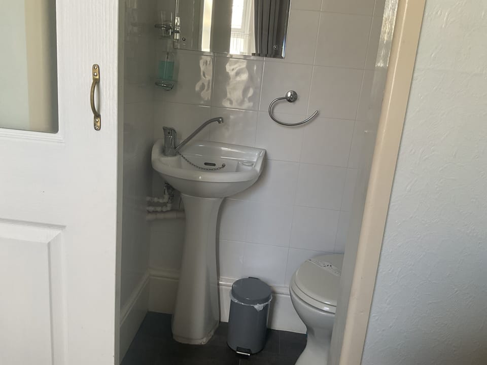 Single Room, Ground Floor | Bathroom | Shower, free toiletries, hair dryer, towels