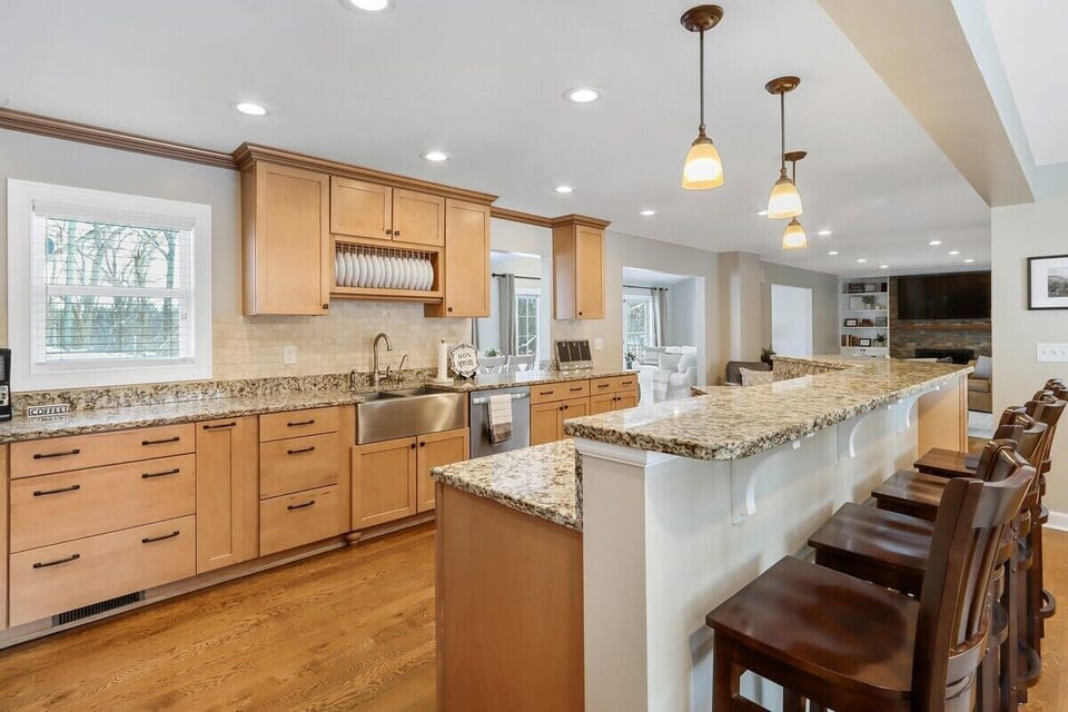 Spacious kitchen w/ breakfast bar seating for 4