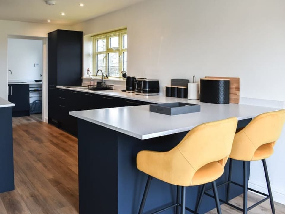 Kitchen breakfast bar