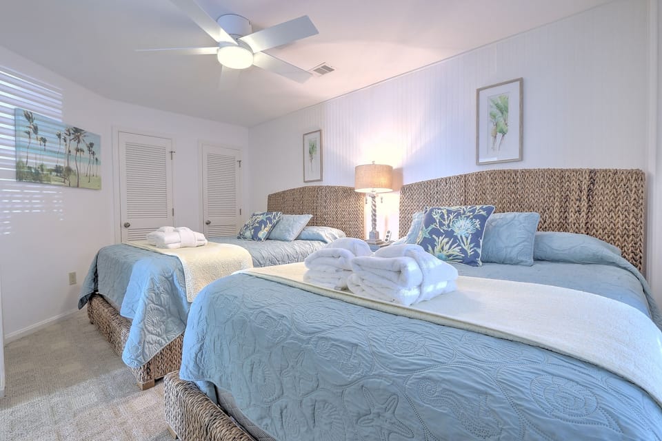 Notice that this room also has a nice ceiling fan.