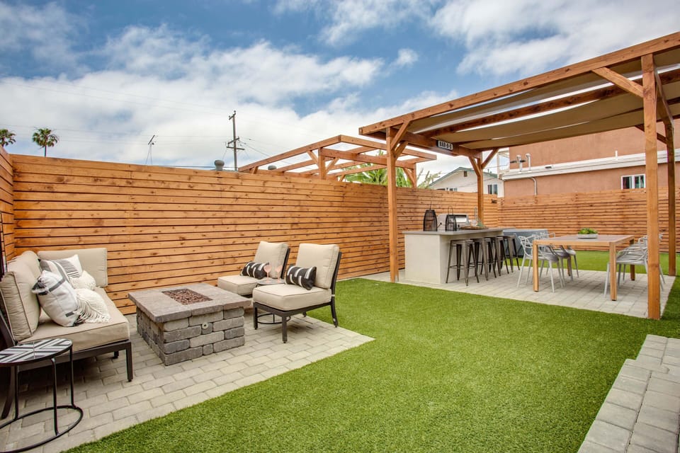 Private Backyard w/ Outdoor kitchen BBQ, Fire Pit and Spa