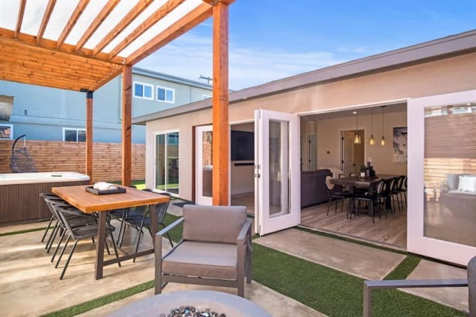Private Backyard w/ Outdoor kitchen BBQ, Fire Pit and Spa