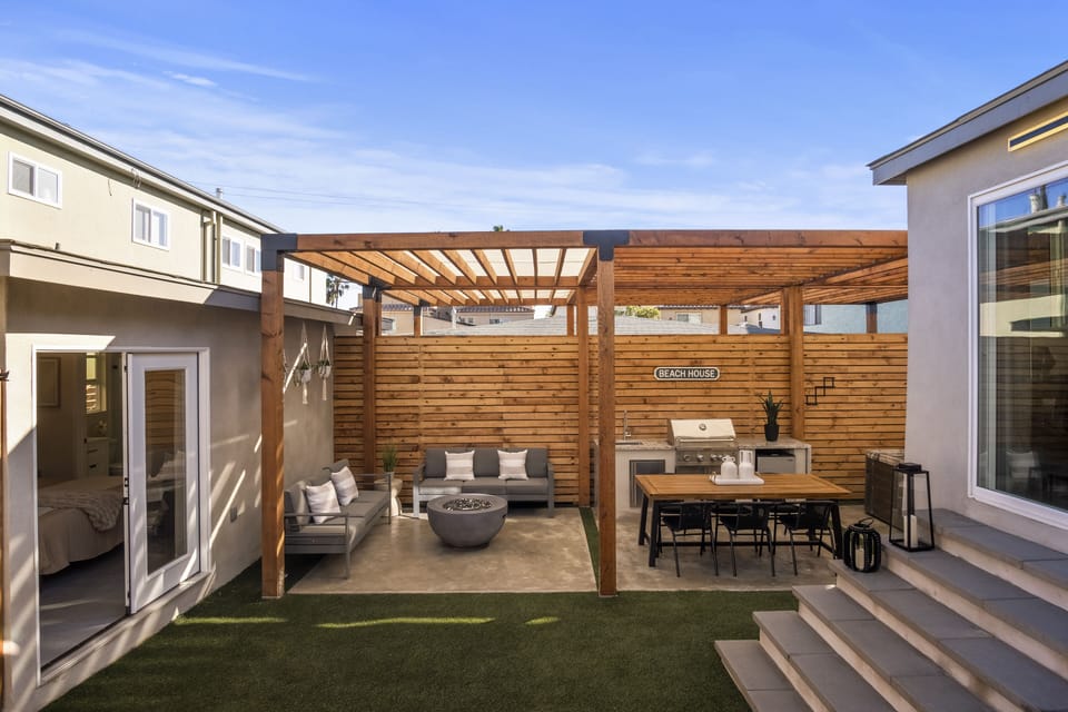 Private Backyard w/ Outdoor kitchen BBQ, Fire Pit and Spa
