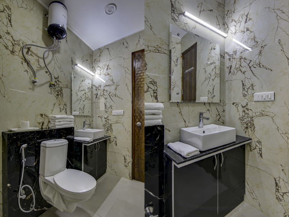 Deluxe Room | Bathroom | Free toiletries, towels, soap, shampoo