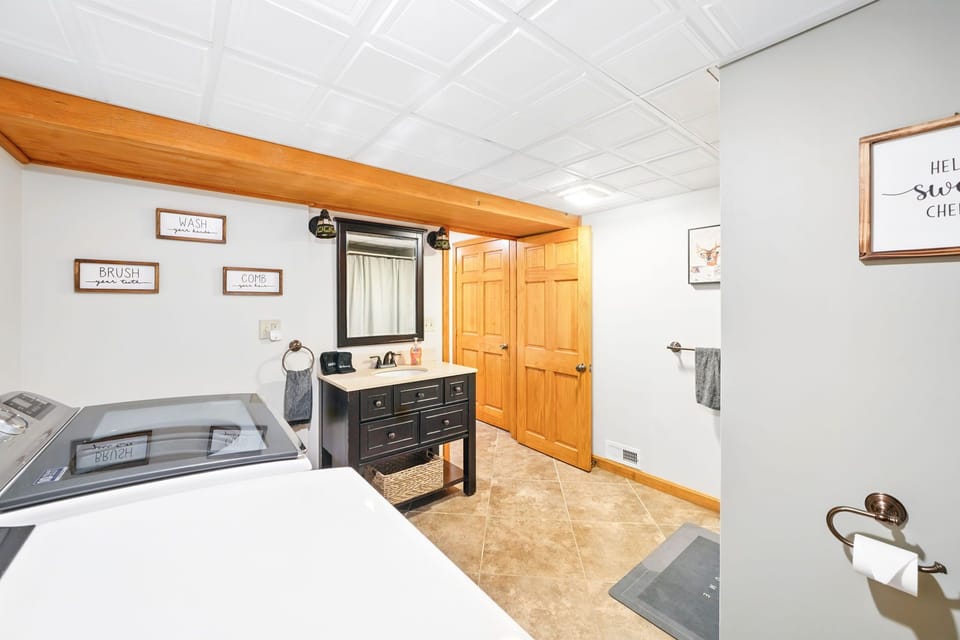 Lower level bath 