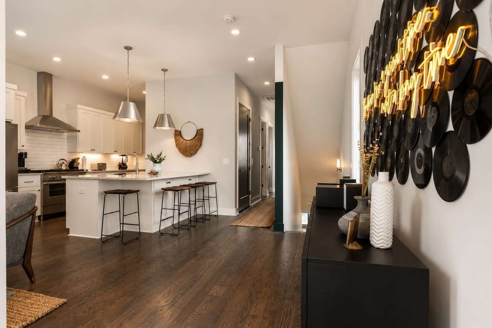 Vinyl and country music décor bring Nashville charm indoors.