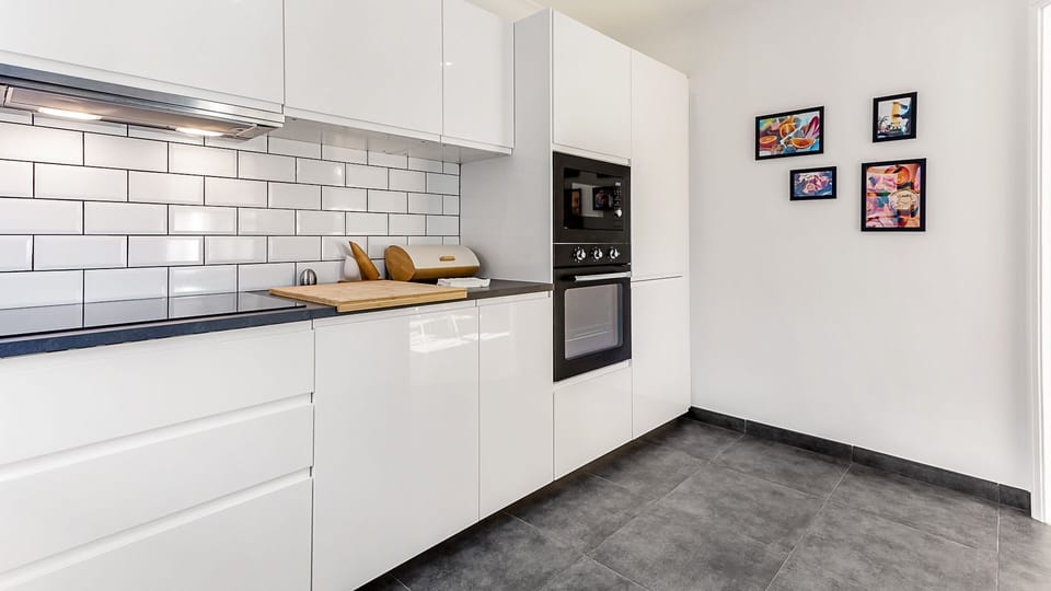 The kitchen is well appointed, with everything you'll need for your homecooked meals! #homecooking #portugal #algarve #carvoeiro