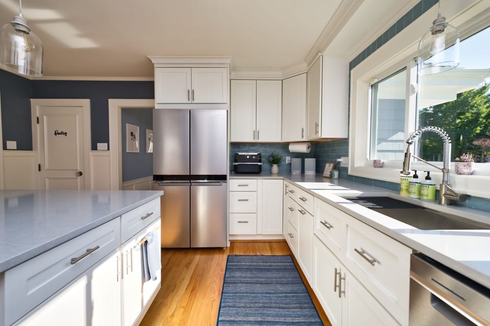 Large Kitchen with island (seating for 4) and beverage center