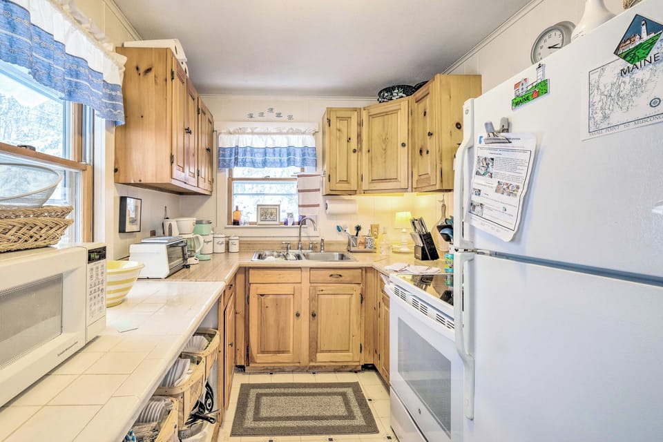 Kitchen | Cooking Basics | Coffee Maker | Paper Towels/Trash Bags Provided