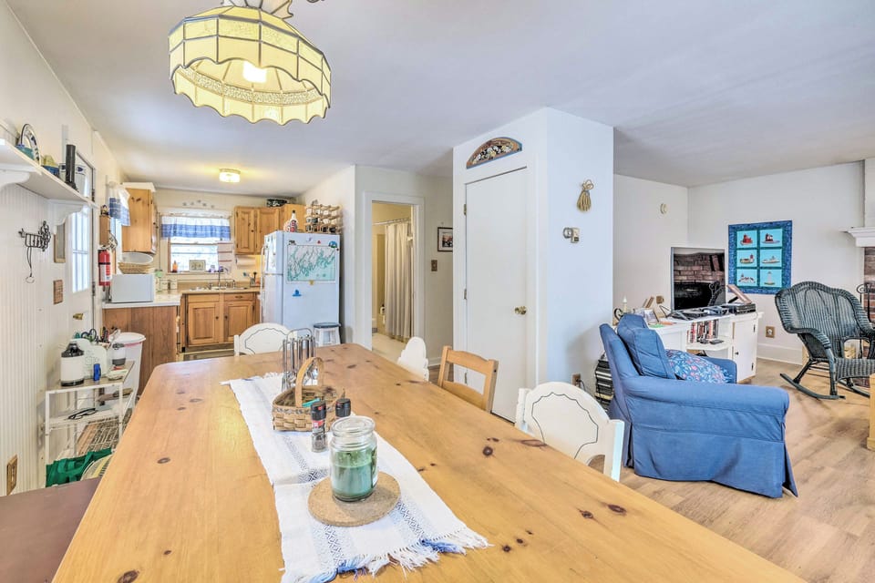 Dining Area | Dishware/Flatware Provided
