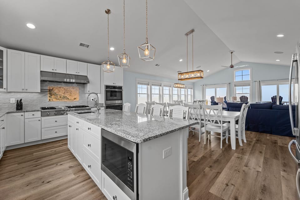 Kitchen Island & Bar