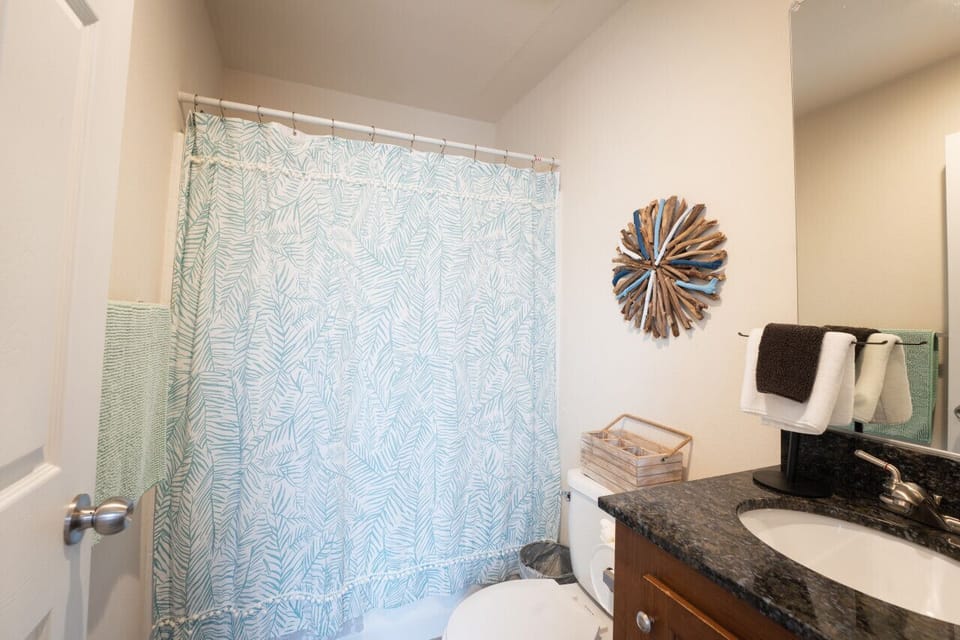 Full Bathroom with tub!
