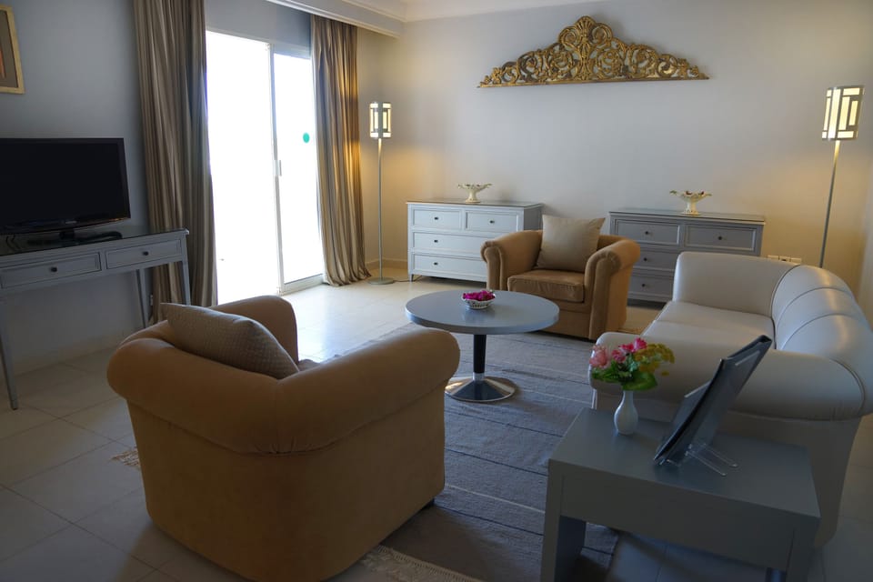 Senior Suite | Living area | Plasma TV