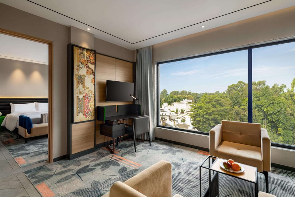 Deluxe Room, 1 King Bed (Super) | Premium bedding, minibar, in-room safe, desk