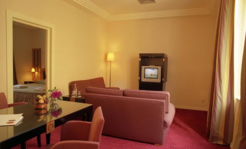 Suite | Minibar, in-room safe, soundproofing, free WiFi