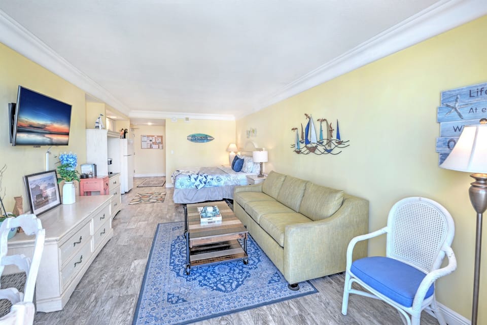 •	Room With a View: Relax on the sofa with a huge picture window showcasing the incredible ocean scenery. This is your home base for memory-making.