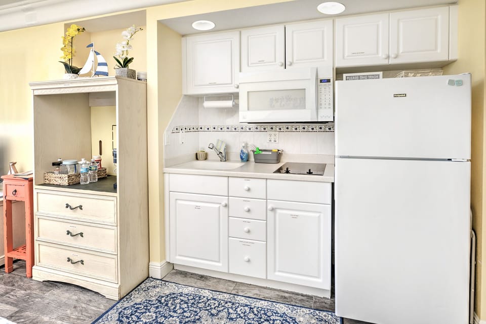 •	Dine In, Save Big: Fully equipped kitchen, complete with a full-size refrigerator and cooktop! Prepare your favorite meals and enjoy them with a million-dollar ocean view.