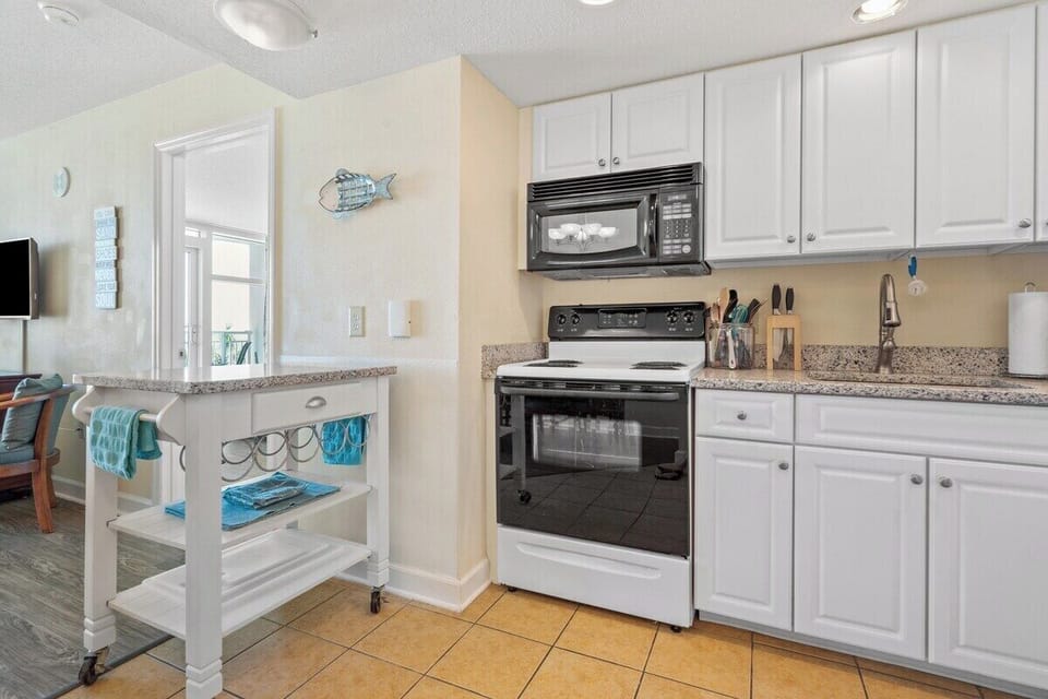 Kitchen - Full-size Stove, Fridge and Microwave with Dishwasher